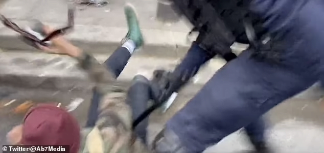 巴黎工程師參與示威遭警棍攻擊 導致要割睪丸 民憤翻天